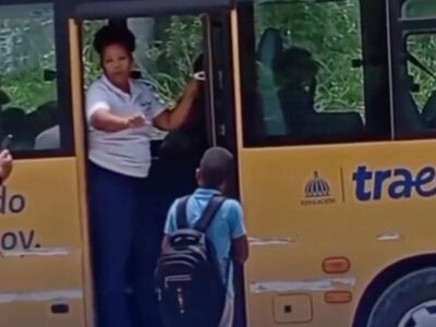 Auxiliar de TRAE despedida por conducta inapropiada hacia estudiante