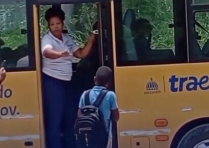 Auxiliar de TRAE despedida por conducta inapropiada hacia estudiante