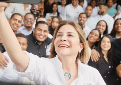 Jóvenes manifiestan respaldo al proyecto presidencial de Carolina Mejía