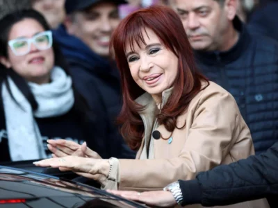 El Tribunal aún no define prisión domiciliaria para Cristina Kirchner y alerta a Migraciones para impedir su salida del país