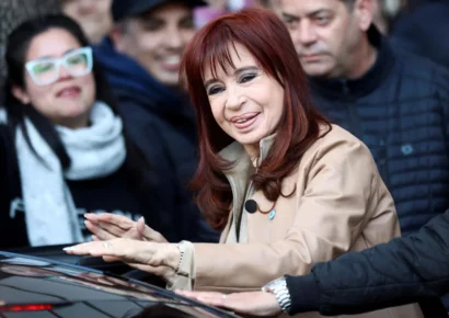 El Tribunal aún no define prisión domiciliaria para Cristina Kirchner y alerta a Migraciones para impedir su salida del país