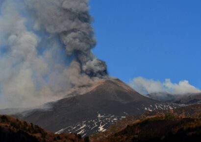 Momento impactante: El volcán Etna entra en erupción y obliga a turistas a huir bajo una enorme columna de humo