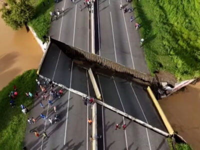 Colapsa puente clave entre Caracas y el occidente de Venezuela; varios cayeron al vacío y fueron rescatados por testigos