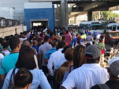 Caos en estación Mamá Tingó: cierre de torniquetes causa largas filas y malestar entre usuarios del Metro
