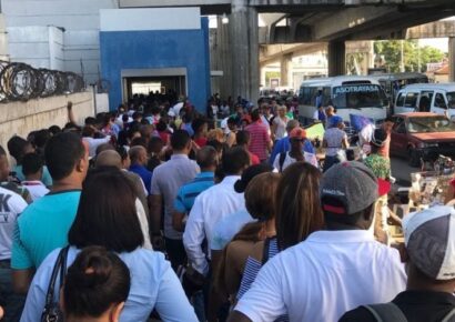 Caos en estación Mamá Tingó: cierre de torniquetes causa largas filas y malestar entre usuarios del Metro