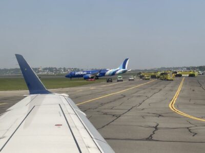 Momentos de tensión en Boston: JetBlue termina fuera de pista tras aterrizaje