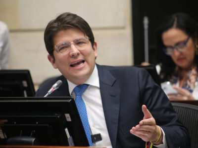 Miguel Uribe lucha por vivir y ahora enfrenta demanda legal para sacarlo del Senado