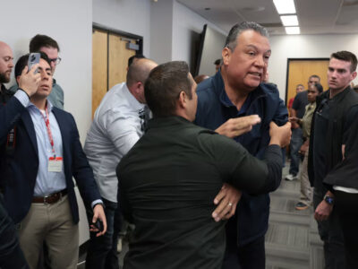 Senador de Los Ángeles, sacado a la fuerza cuando intentaba preguntar en rueda de prensa