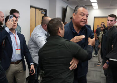 Senador de Los Ángeles, sacado a la fuerza cuando intentaba preguntar en rueda de prensa