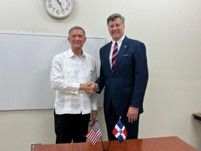 Canciller Roberto Álvarez se reúne con subsecretario de Estado de EE. UU., Christopher Landau, en Asamblea de la OEA