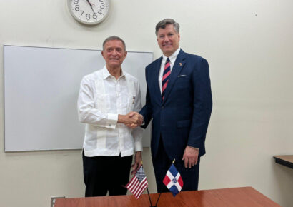 Canciller Roberto Álvarez se reúne con subsecretario de Estado de EE. UU., Christopher Landau, en Asamblea de la OEA