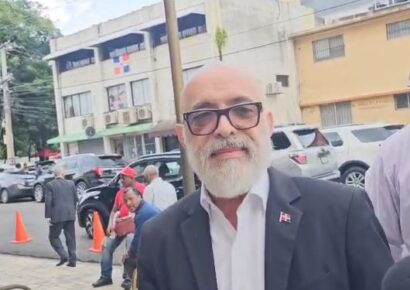 Ángel Martínez acude al llamado judicial tras acción legal del diputado “Gory” Moya