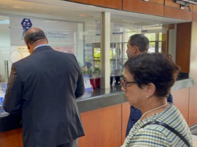 Antonio Espaillat se presenta en la Procuraduría acompañado de su defensa y su madre