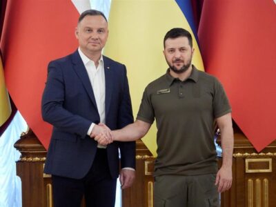 Zelenski y Duda rinden homenaje en Kiev a los caídos en la guerra en Ucrania