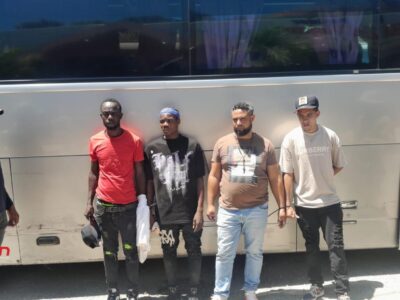 Detienen a chofer y cobrador por esconder haitianos debajo del piso de un autobús