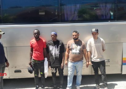 Detienen a chofer y cobrador por esconder haitianos debajo del piso de un autobús