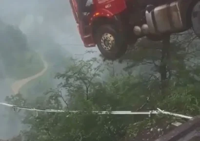 Al borde del abismo: así quedó un camión tras el derrumbe de un puente en Guizhou, China
