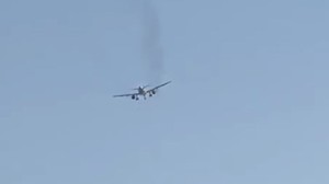 Un vuelo de American Airlines aterrizó de emergencia tras emitir humo uno de sus motores poco después de despegar de Las Vegas