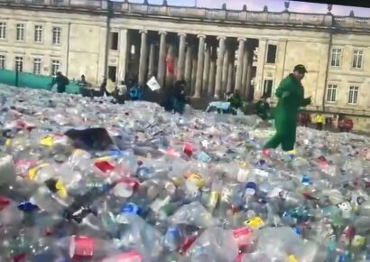 Recicladores protestan pacíficamente en la plaza de Bolívar contra el gobierno de Gustavo Petro