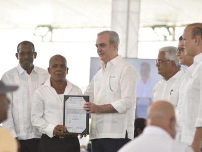 Abinader entrega 537 títulos de propiedad en Santiago