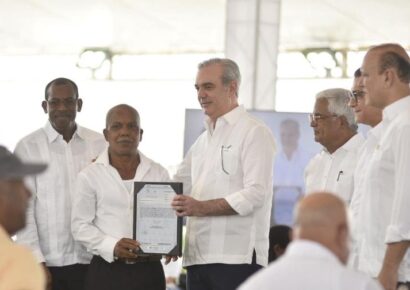 Abinader entrega 537 títulos de propiedad en Santiago