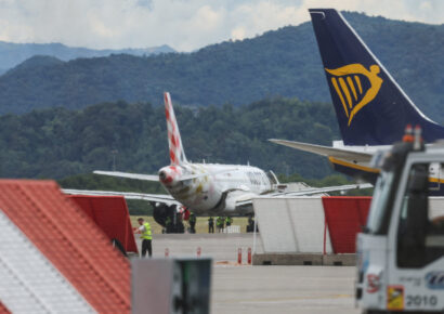Hombre muere tras lanzarse al motor de avión en aeropuerto de Milán-Bérgamo; pasajeros vivieron momentos de tensión