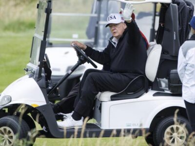 Trump juega golf en Escocia antes de reunirse con Von der Leyen por acuerdo arancelario