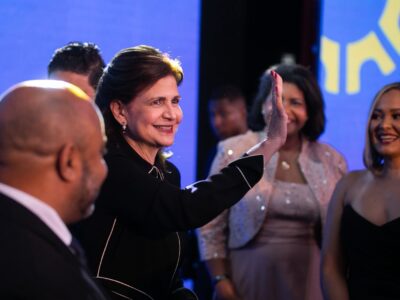 Raquel Peña destaca liderazgo exportador de San Cristóbal durante premiación empresarial