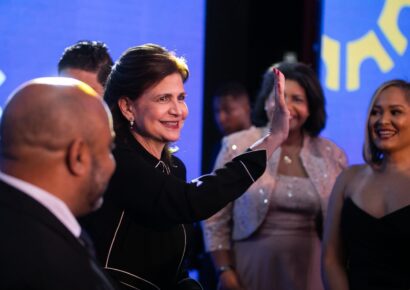 Raquel Peña destaca liderazgo exportador de San Cristóbal durante premiación empresarial