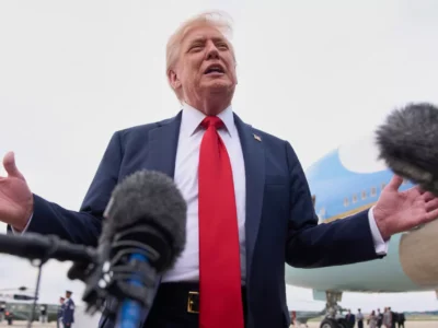 Veinte fiscales demandan a Trump por eliminar programa clave de prevención de desastres