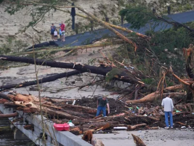 Inundaciones en Texas dejan más de 100 muertos