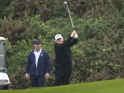 Trump jugó golf en Escocia antes de reuniones con líderes de la UE y el Reino Unido