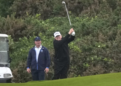 Trump jugó golf en Escocia antes de reuniones con líderes de la UE y el Reino Unido