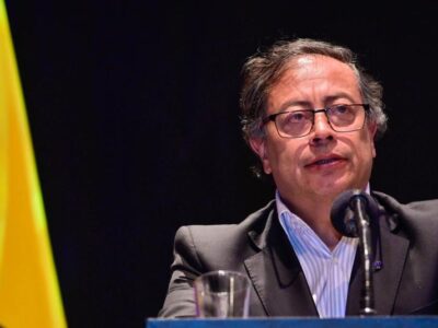 Avión que transportaba a Petro de Sevilla a Bogotá fue desviado ante posible amenaza detectada