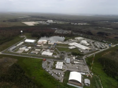 Polémica en Florida por acceso turístico y comercial a ‘Alligator Alcatraz’