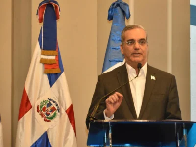 Presidente Abinader destaca limitaciones fiscales y esfuerzos del Gobierno para cumplir con la población