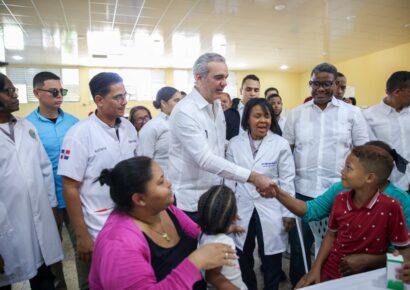 Abinader inaugura hospital, escuelas y dialoga con jóvenes durante jornada en La Altagracia