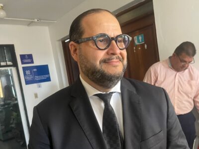 Audiencia por querella de Gómez Mazara contra Aquiles Jiménez es aplazada; comunicador ofrece disculpas