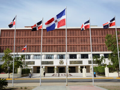 Estudiantes deberán participar en elecciones para graduarse de bachillerato, según nuevo proyecto de ley