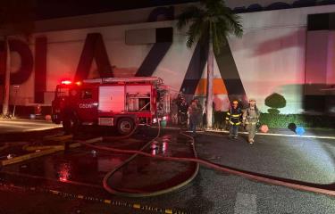 Incendio afecta área comercial de Plaza Duarte