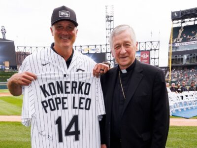 Papa León XIV obsequia camiseta autografiada a Paul Konerko