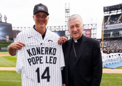 Papa León XIV obsequia camiseta autografiada a Paul Konerko