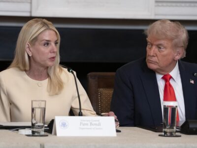 Trump sale en defensa de su fiscal ante críticas por caso Epstein