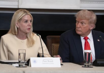 Trump sale en defensa de su fiscal ante críticas por caso Epstein