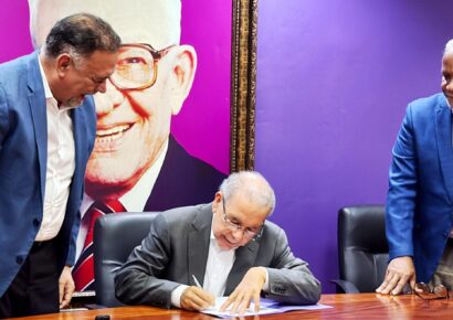 Danilo Medina firma acta de validación de su membresía en el PLD