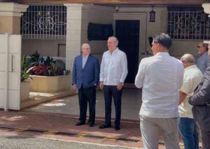 Presidente Abinader llega a residencia de Hipólito para tratar crisis haitiana