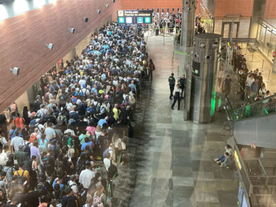 Colapso en Barajas por control de pasaportes deja a pasajeros sin vuelo: Aena dice que ya se normalizó