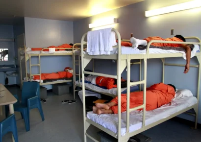 Migrantes denuncian abusos “inhumanos” en centros de detención en Florida, según informe de HRW