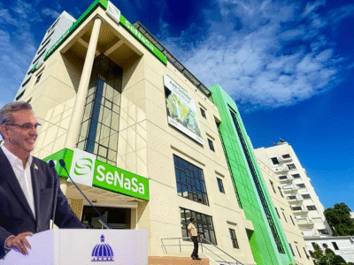 Abinader garantiza cobertura continua a afiliados de SeNaSa: “¡Mientras yo sea presidente!”