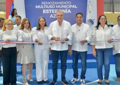 Presidente Abinader entrega multiusos remozados en Las Charcas y Estebanía